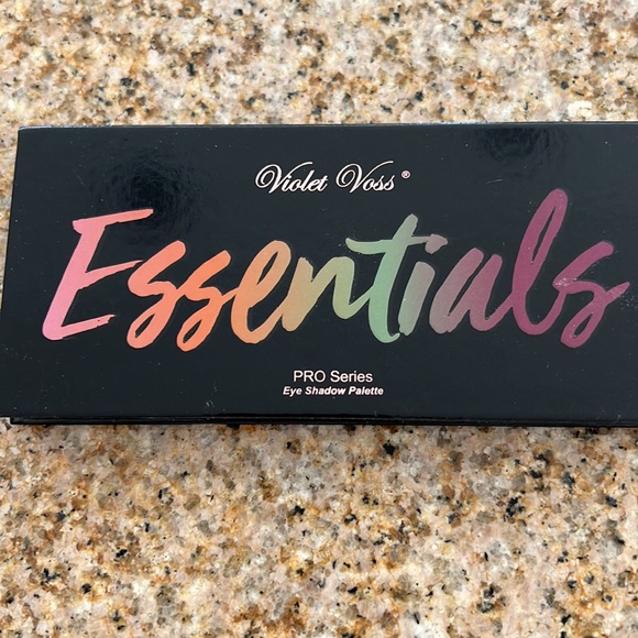 Host Pick 🩷🎉🎈 Violet Voss Essential Pro Series Eyeshadow Palette - Picture 3 of 4